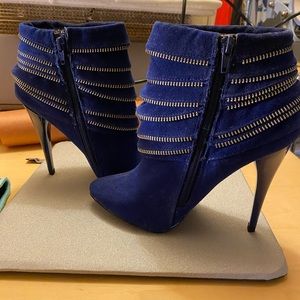 Qupid booties size 5.5. New, only worn once in house to try. Heels aren’t for me
